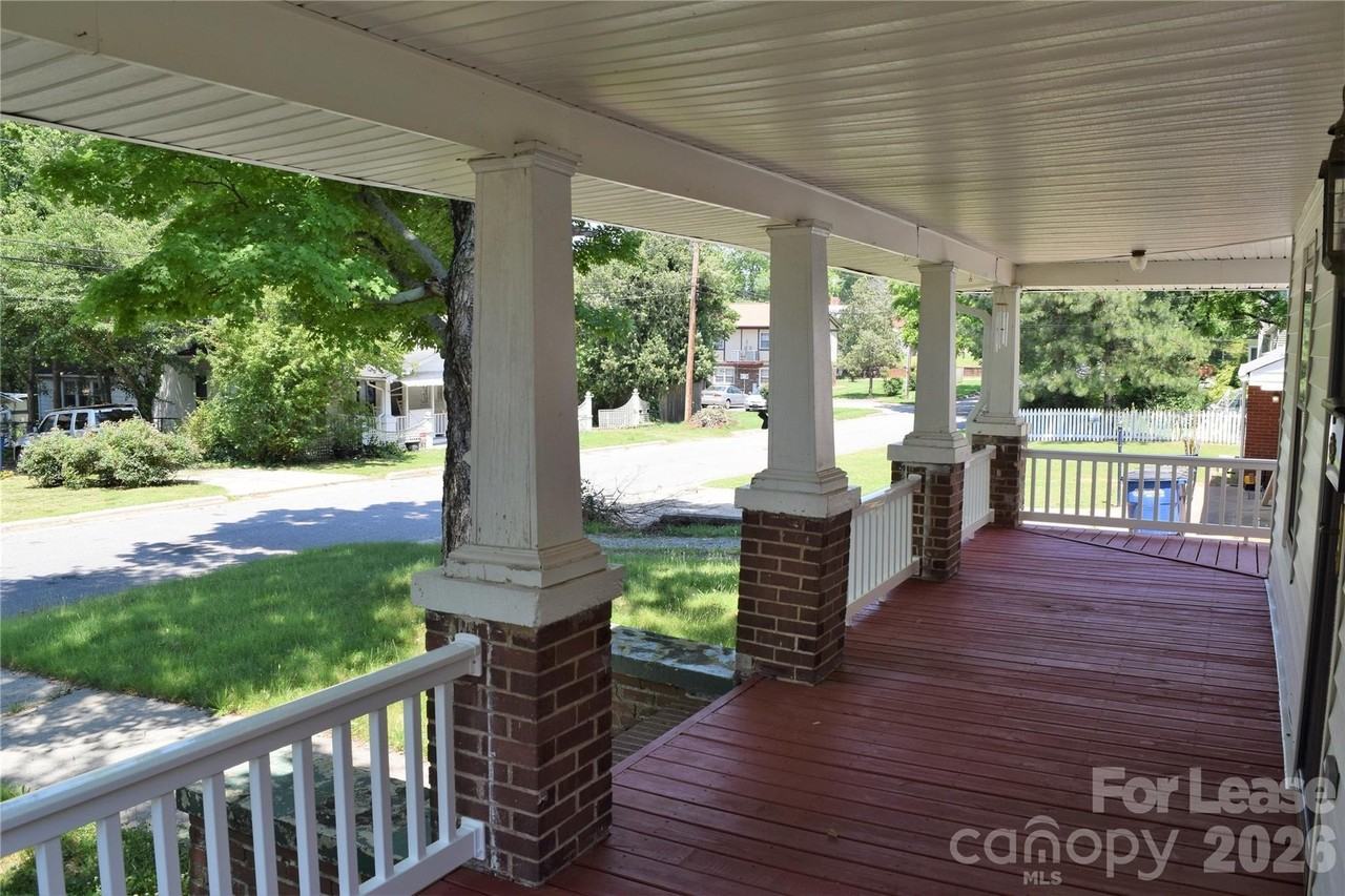 223 Maple St - Photo 3 of 32