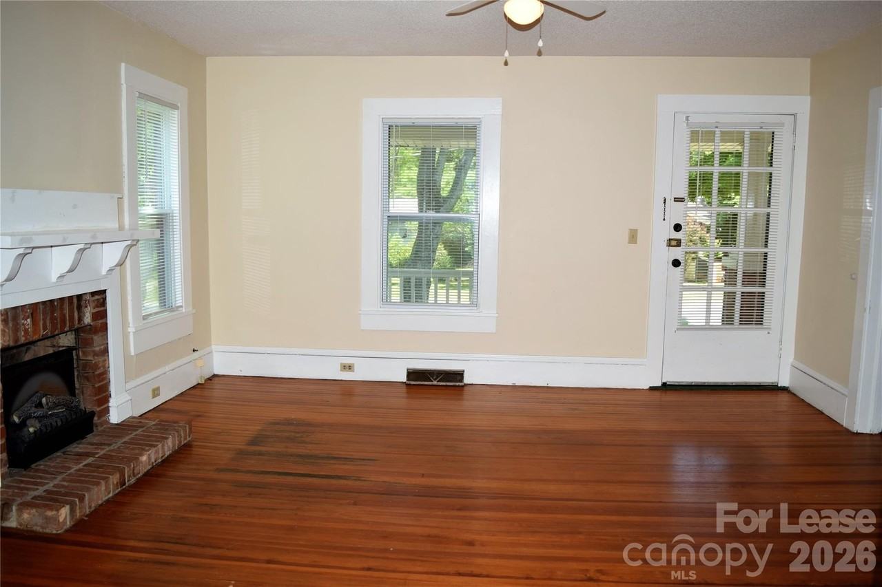 223 Maple St - Photo 5 of 32