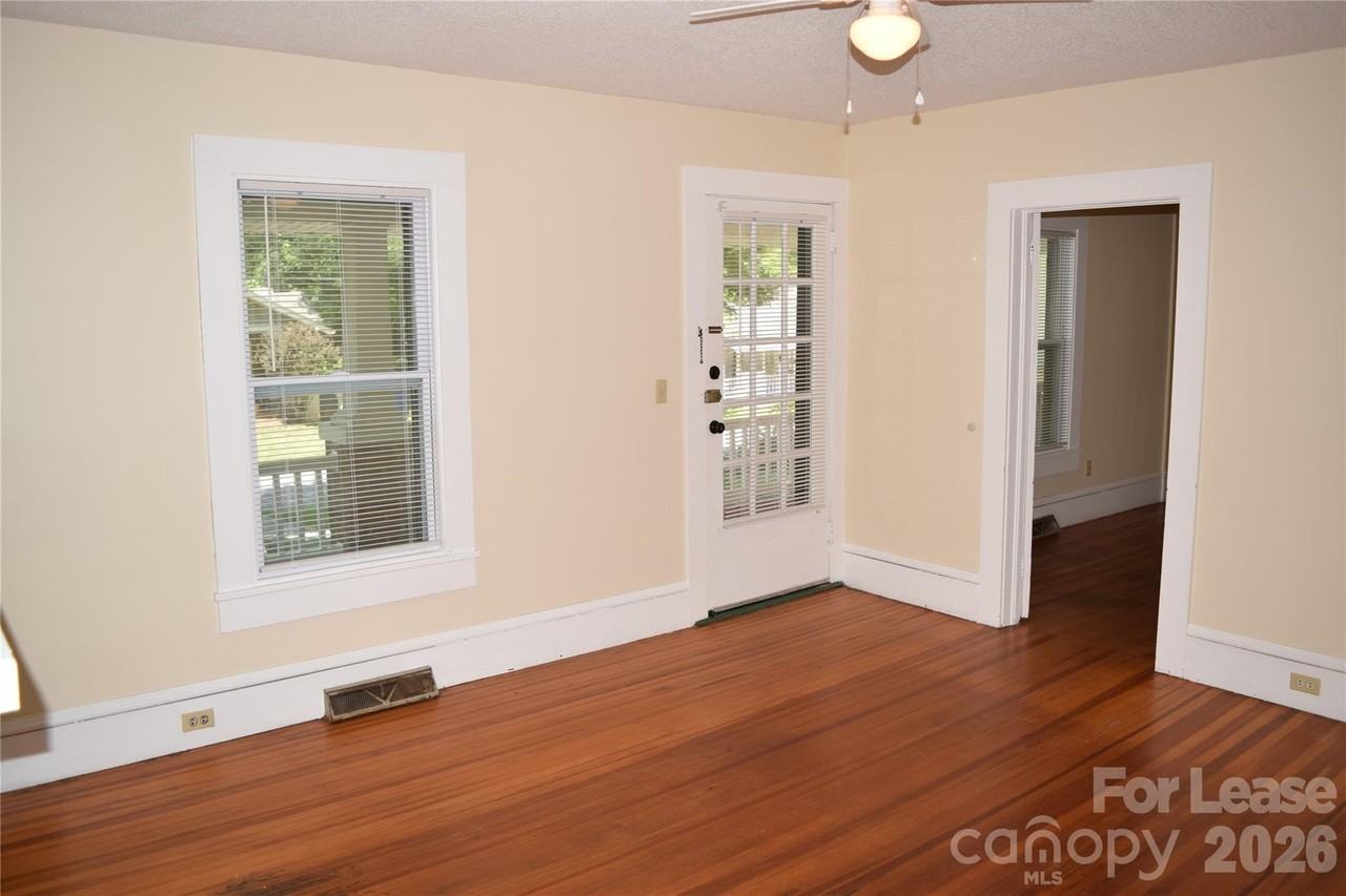223 Maple St - Photo 6 of 32