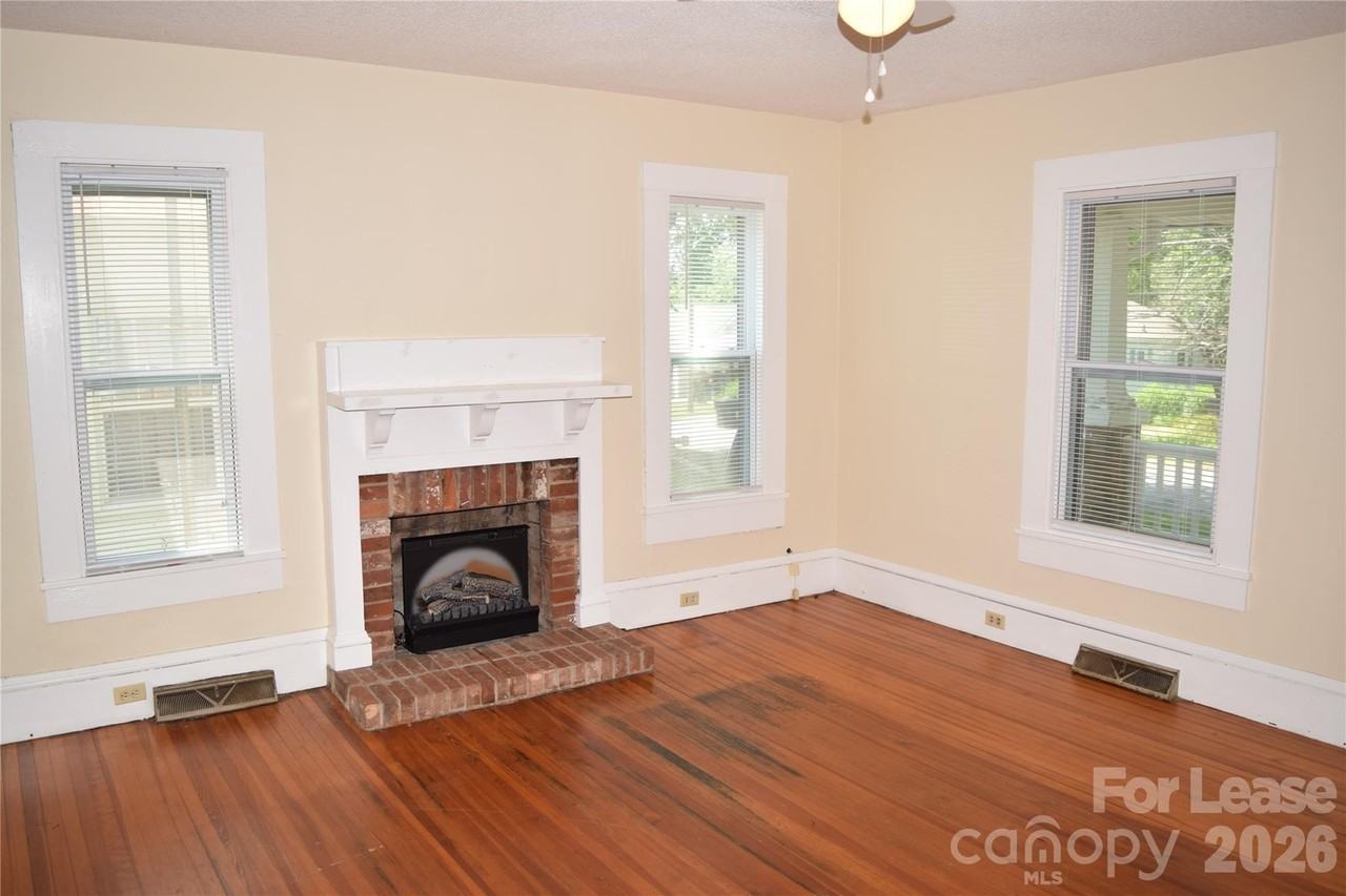 223 Maple St - Photo 7 of 32