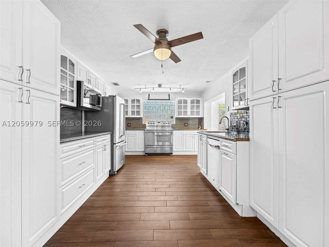 2021 N 52nd Ave - Photo 5 of 31