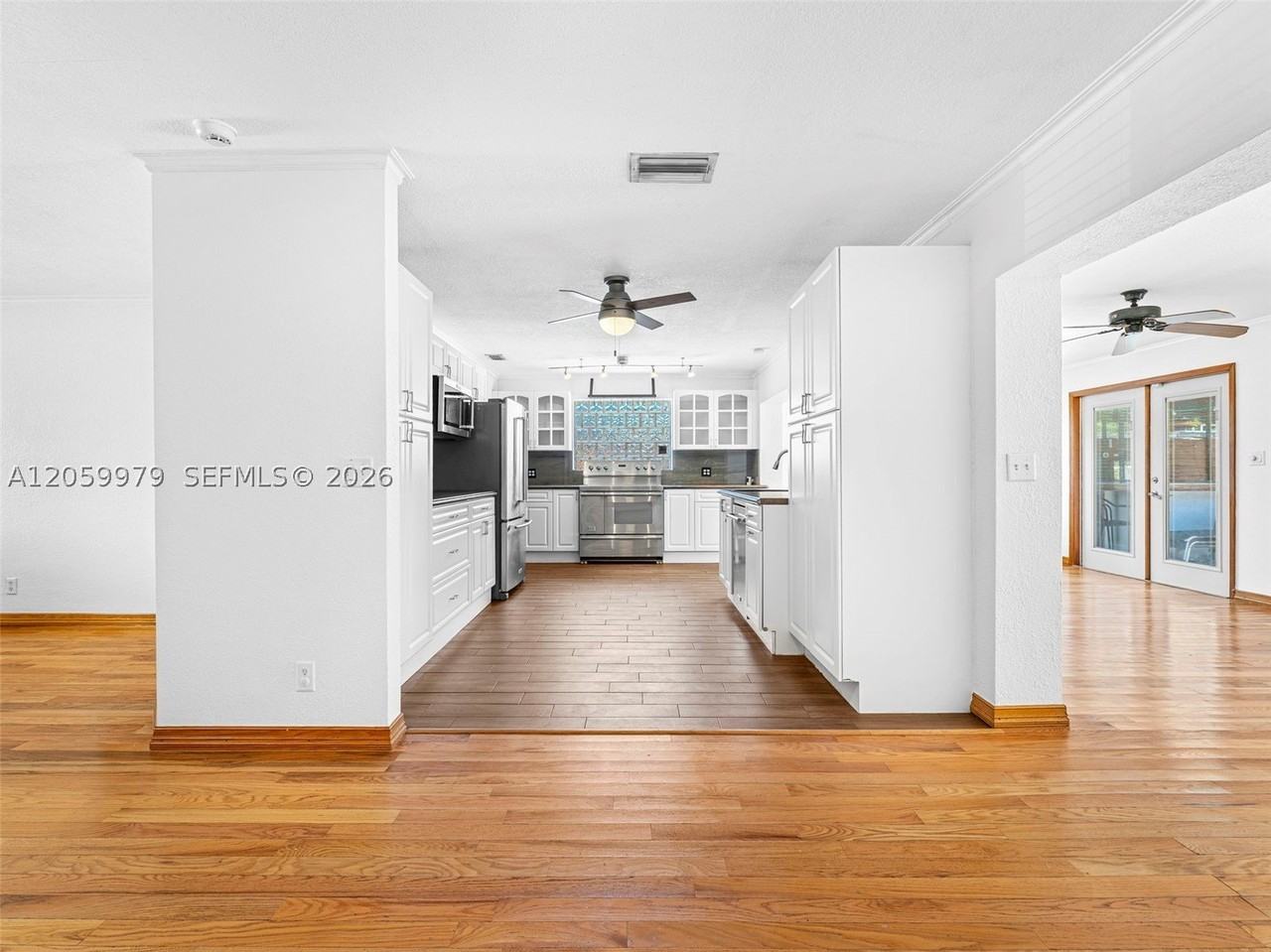 2021 N 52nd Ave - Photo 7 of 31
