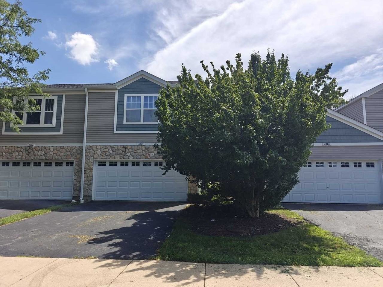 680 Meadowridge Dr - Photo 2 of 8