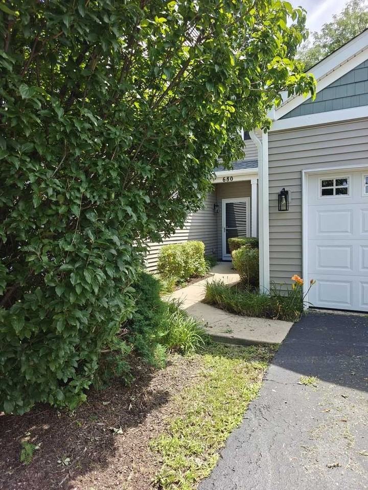 680 Meadowridge Dr - Photo 3 of 8