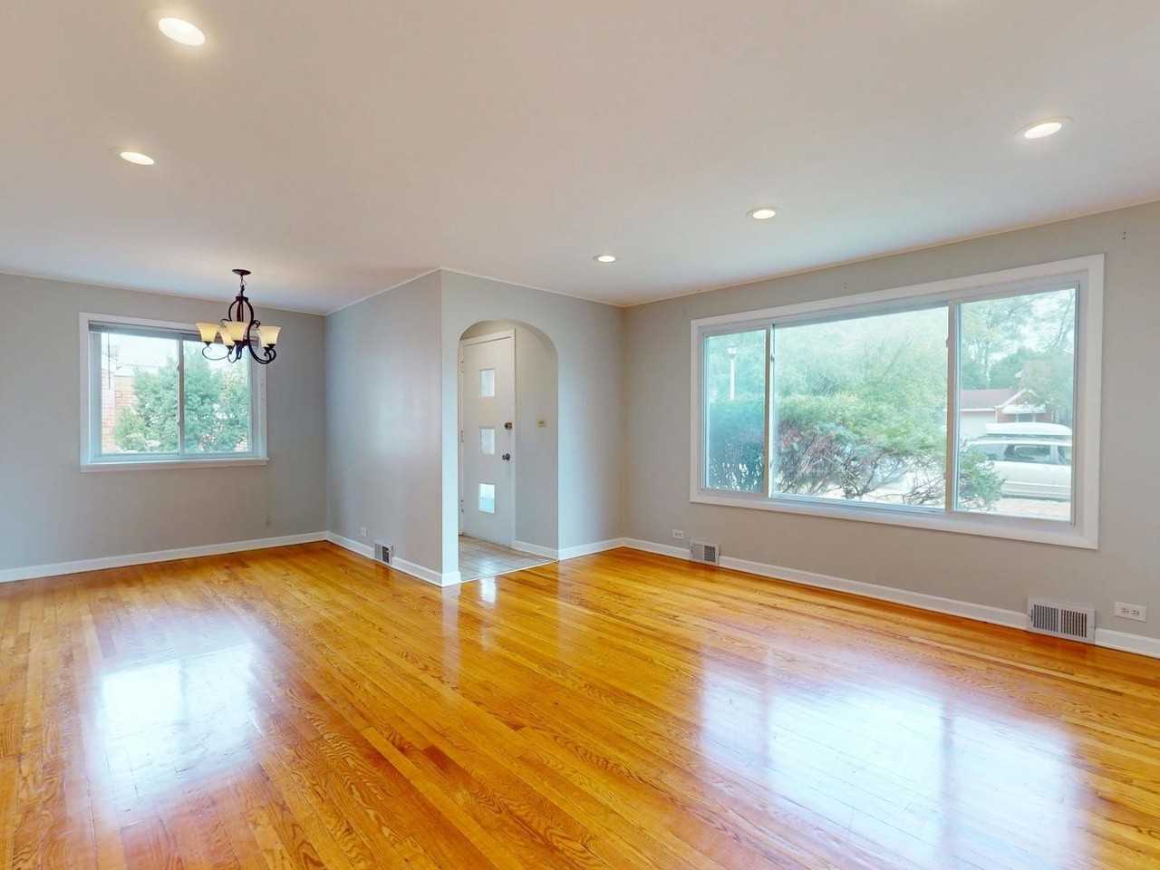 5221 Greenwood St - Photo 2 of 18