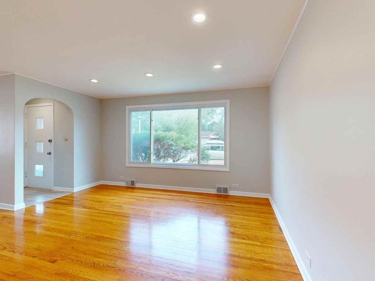 5221 Greenwood St - Photo 3 of 18