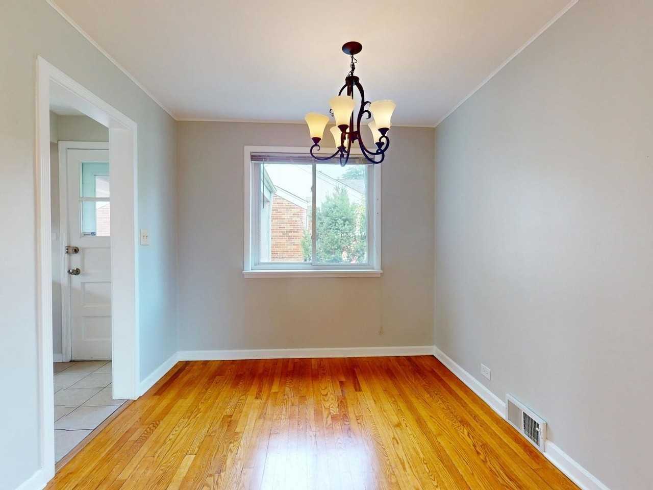 5221 Greenwood St - Photo 4 of 18