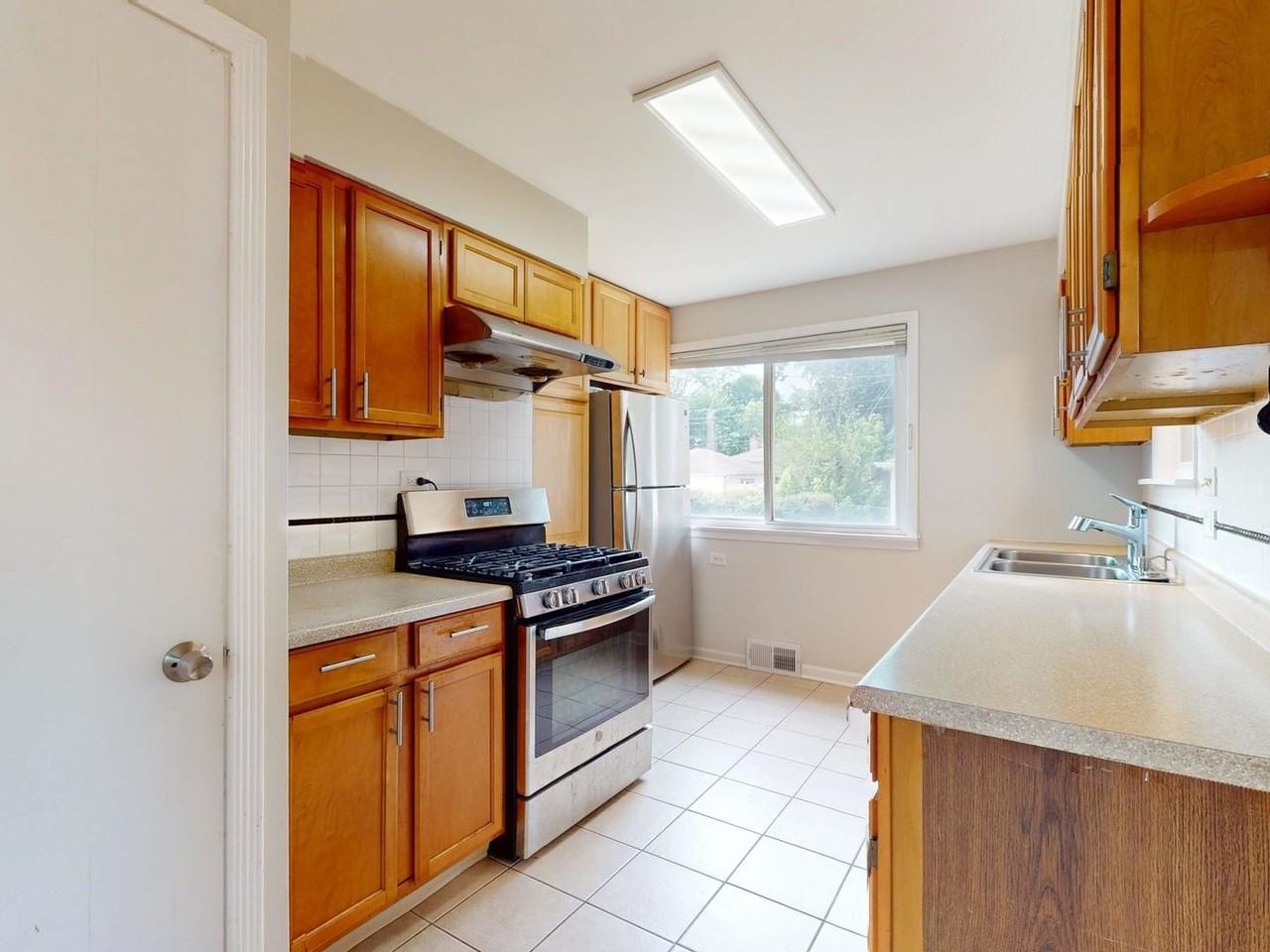 5221 Greenwood St - Photo 5 of 18