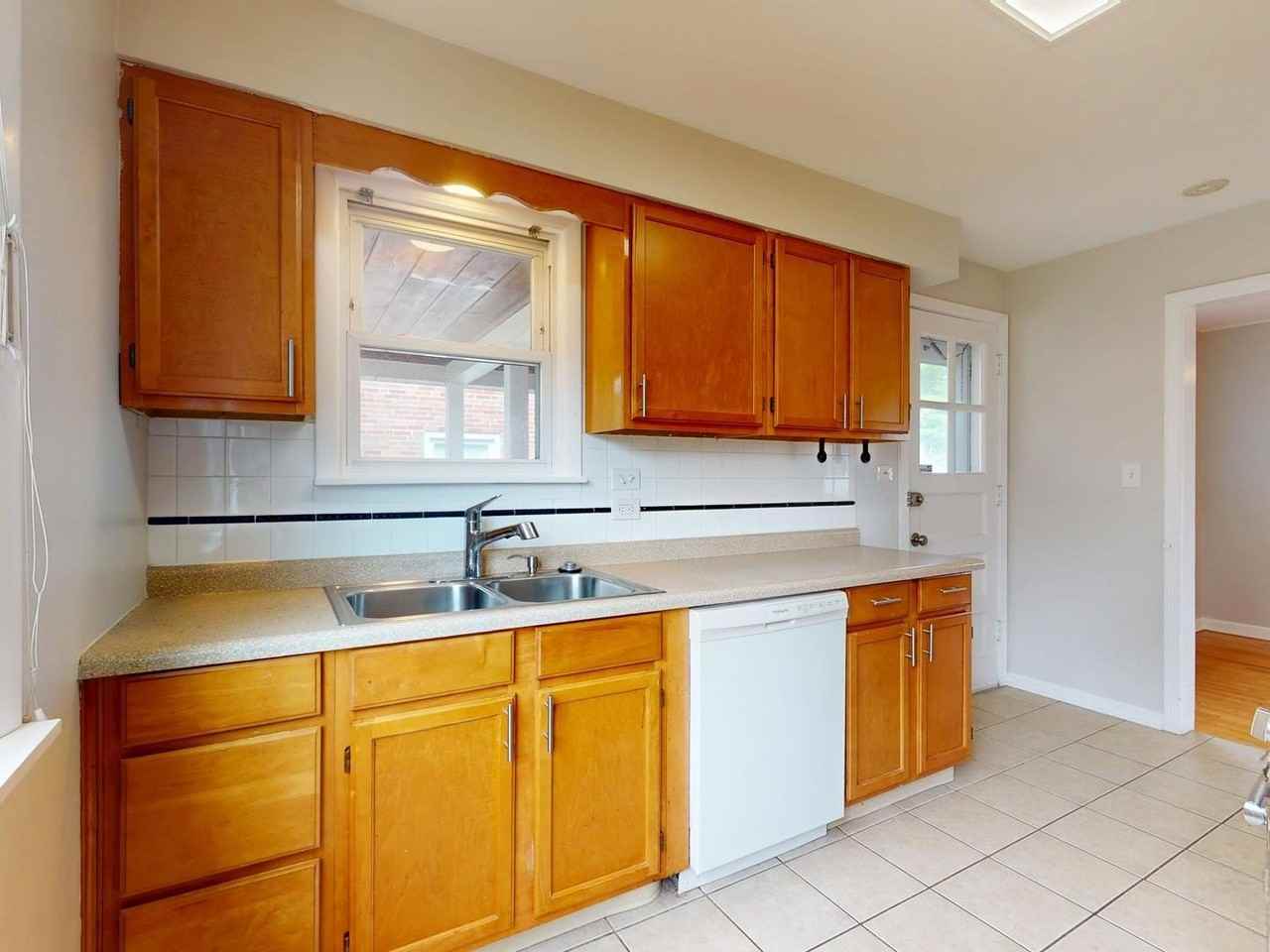 5221 Greenwood St - Photo 6 of 18