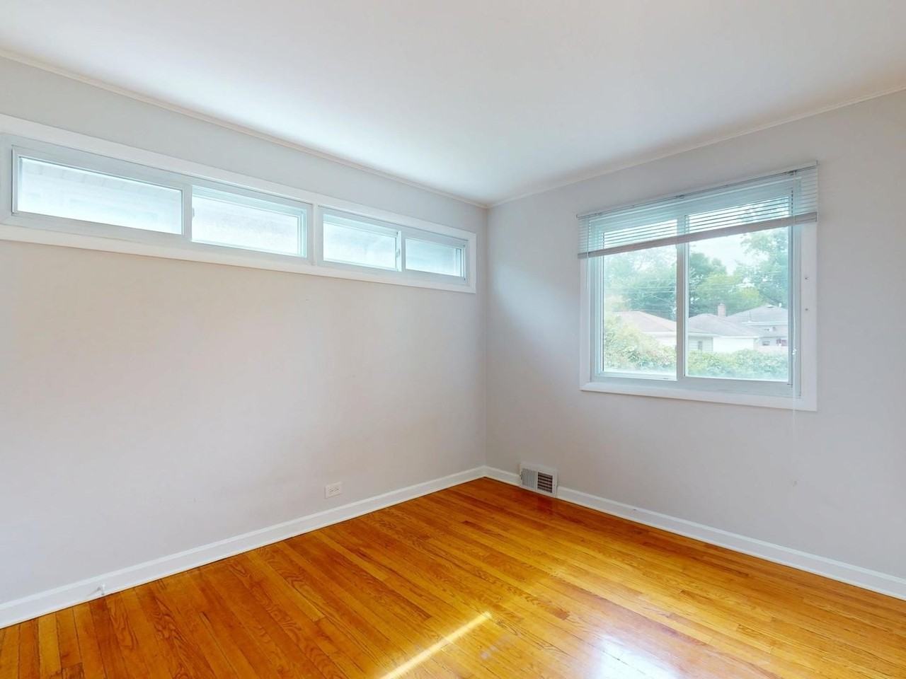 5221 Greenwood St - Photo 7 of 18