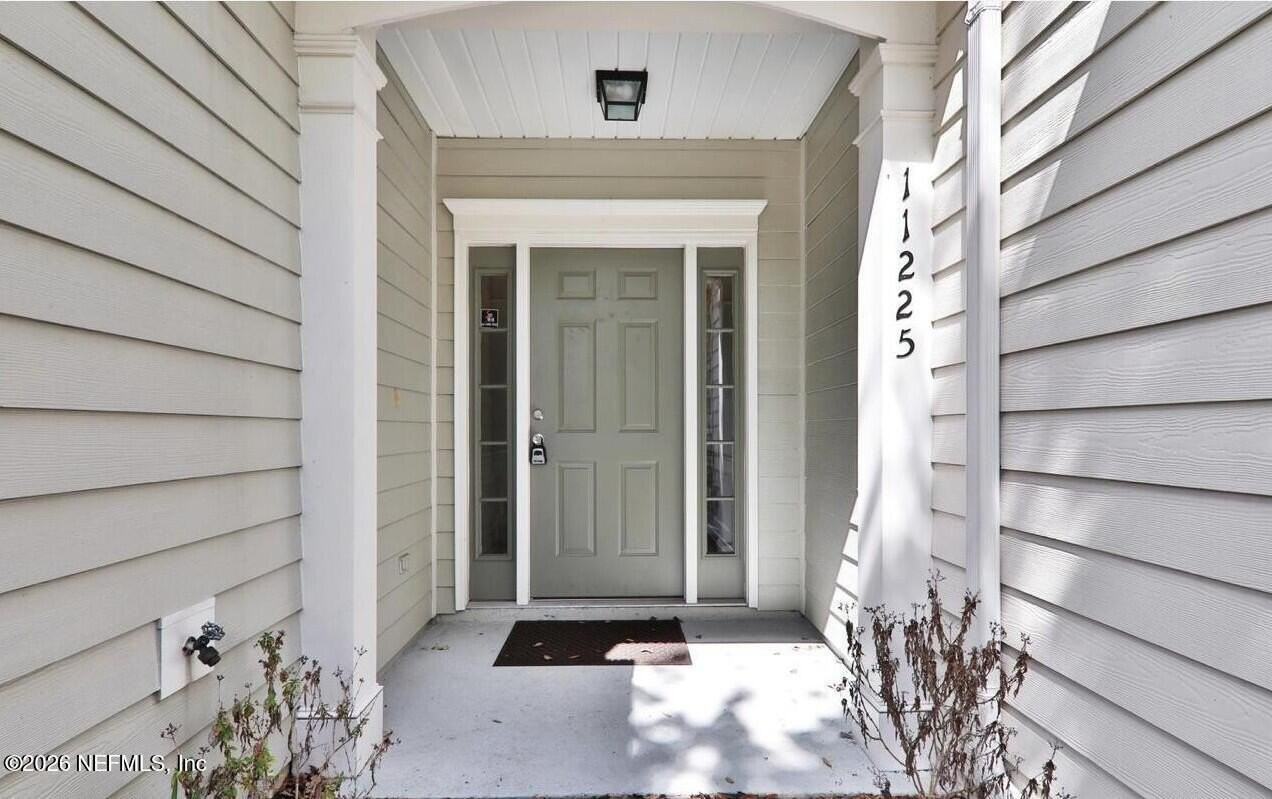 11225 Castlemain Cir N - Photo 3 of 33
