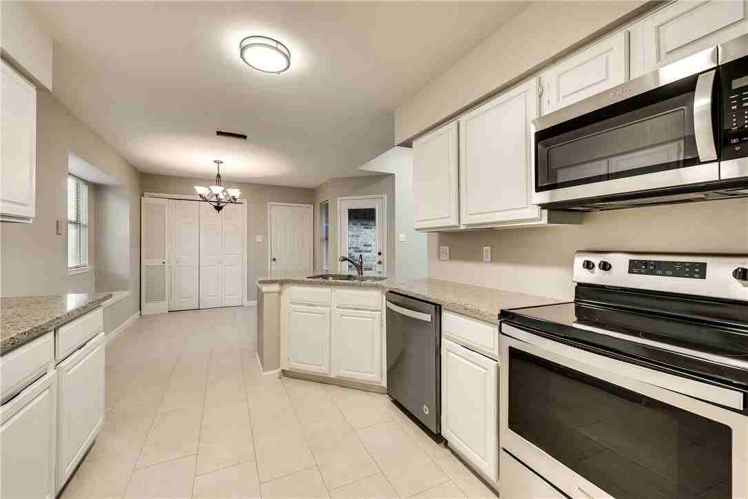 2809 Hampshire Dr - Photo 3 of 16