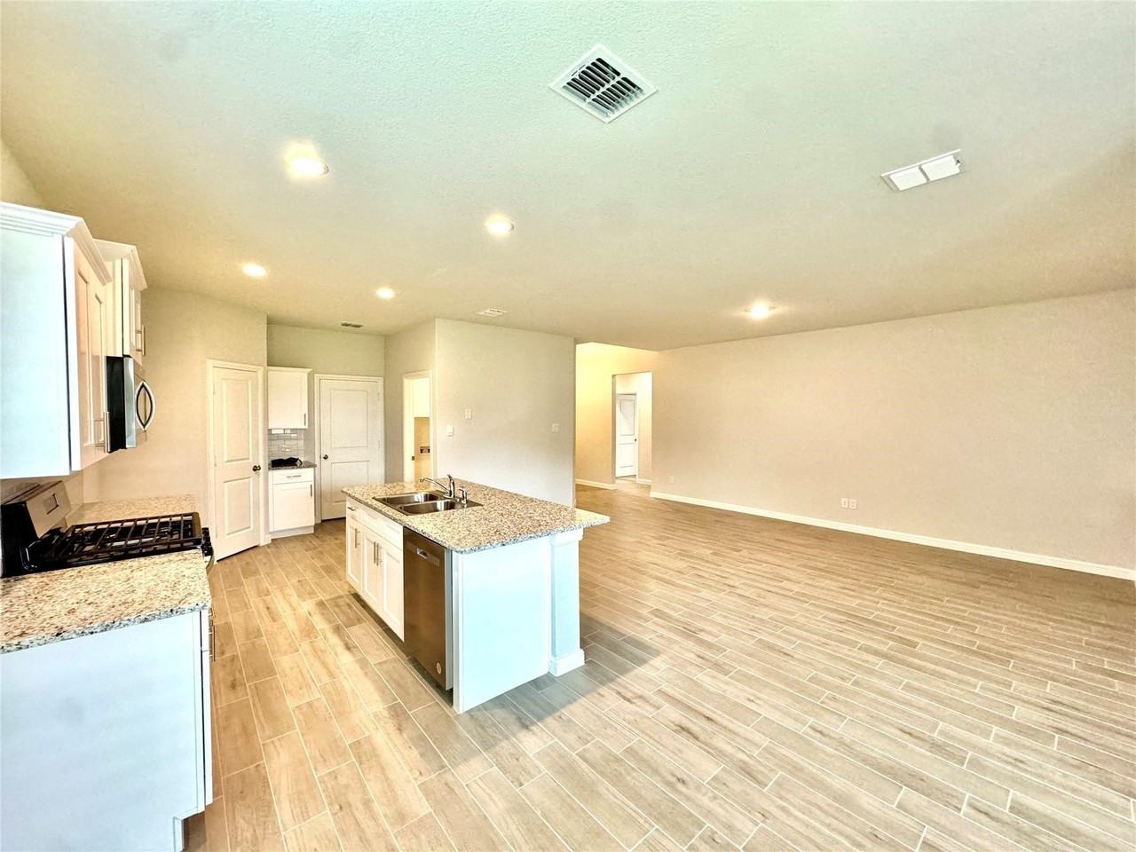 4308 Cornelia St - Photo 6 of 18