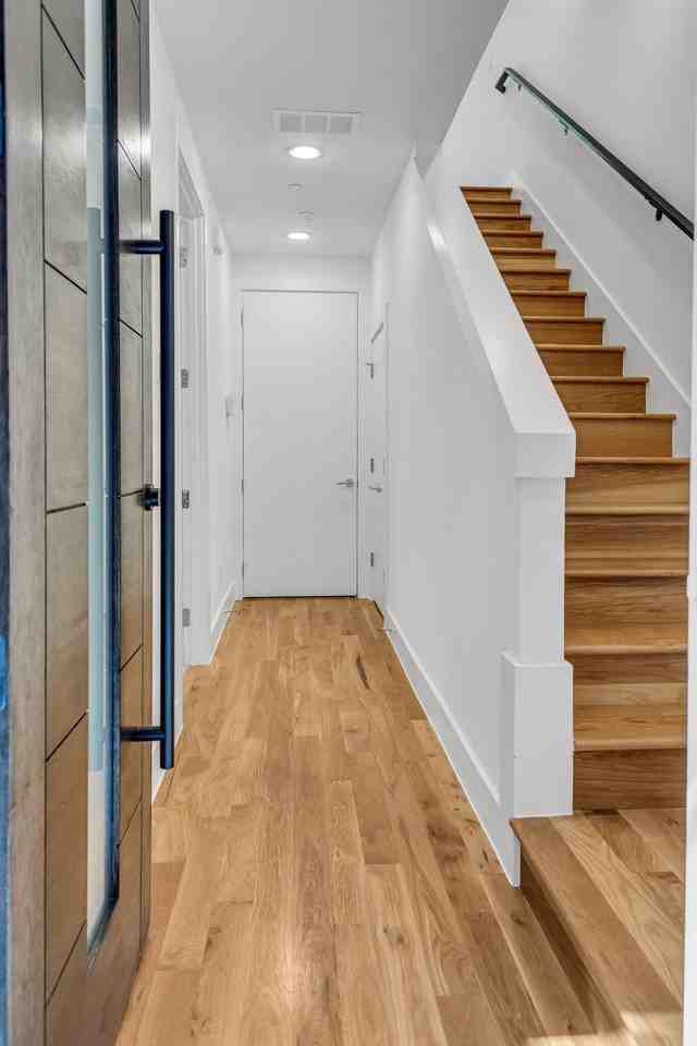 426 W 9th St - Photo 2 of 30
