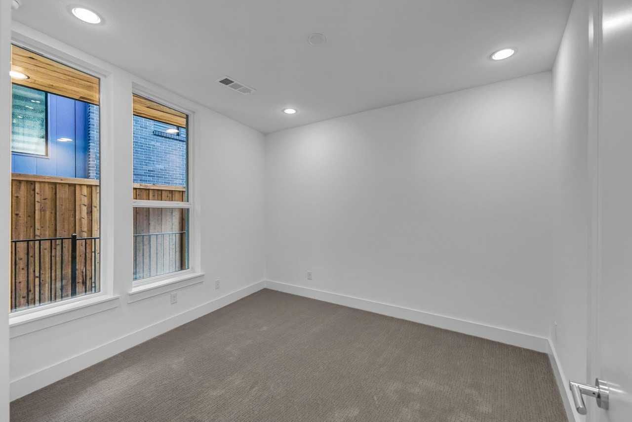426 W 9th St - Photo 3 of 30