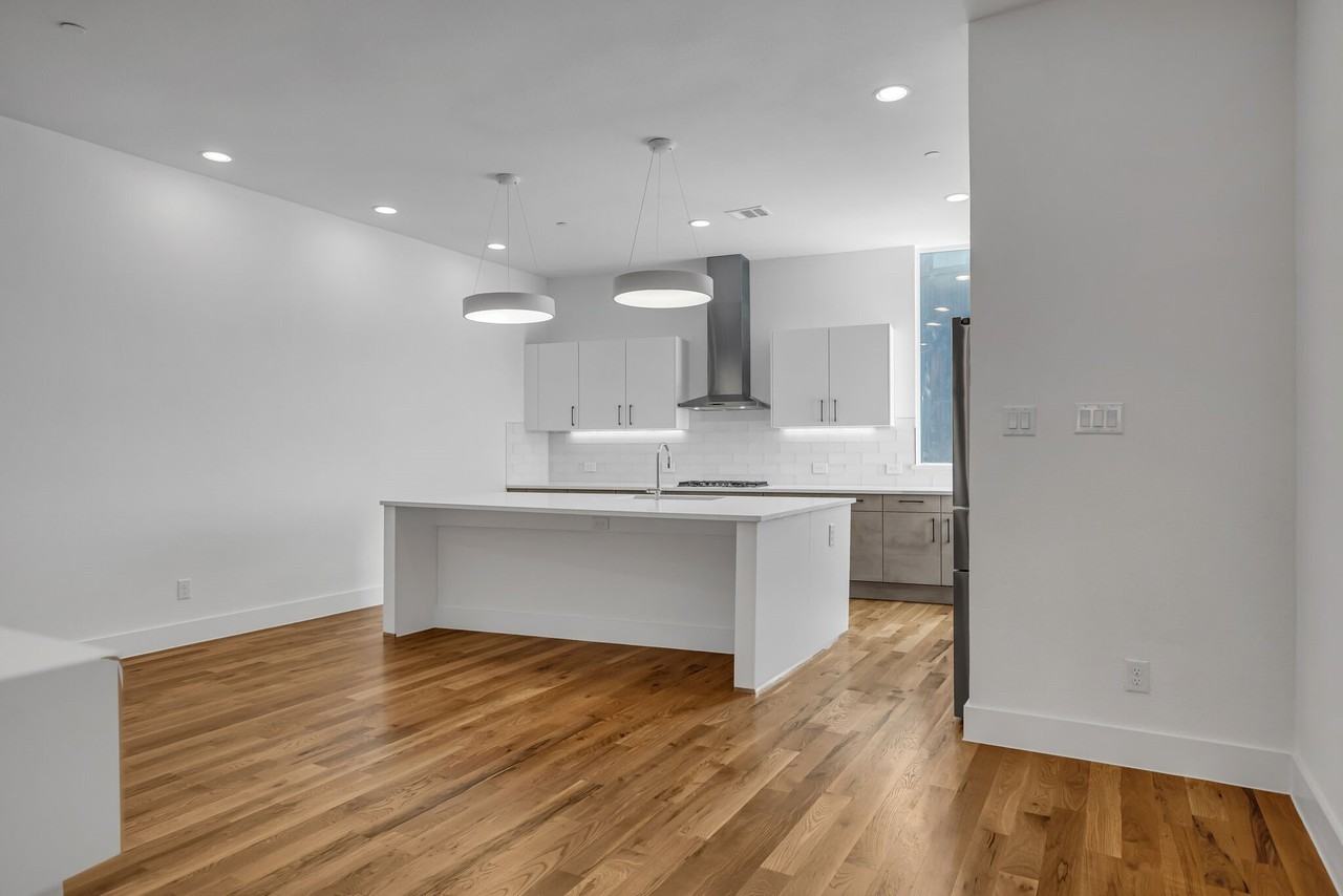 426 W 9th St - Photo 5 of 30