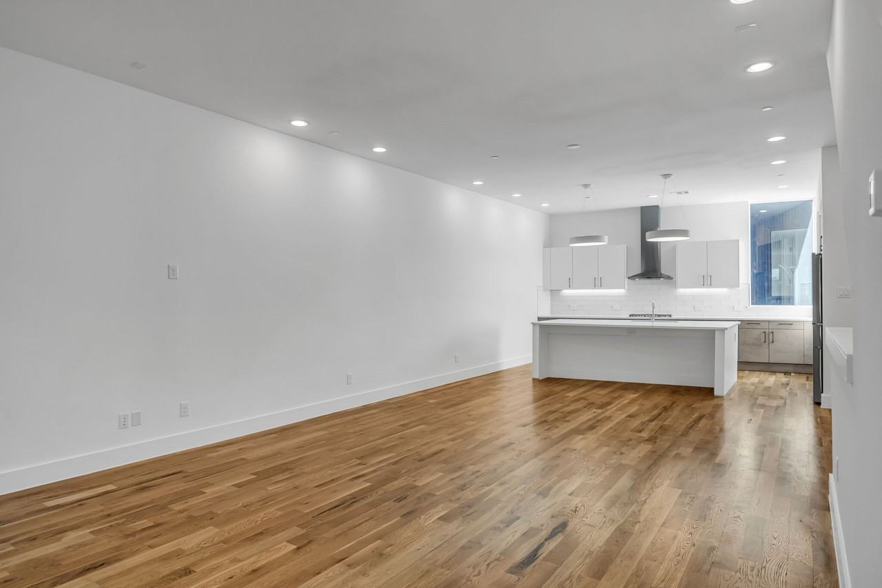 426 W 9th St - Photo 7 of 30