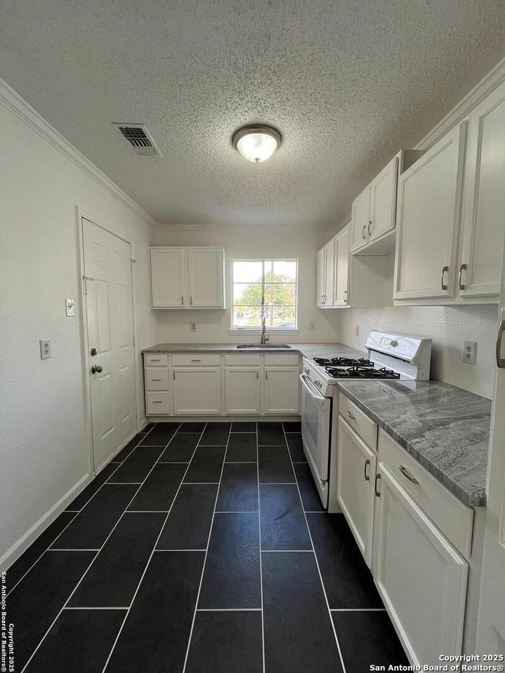1134 Thorain Blvd - Photo 7 of 10