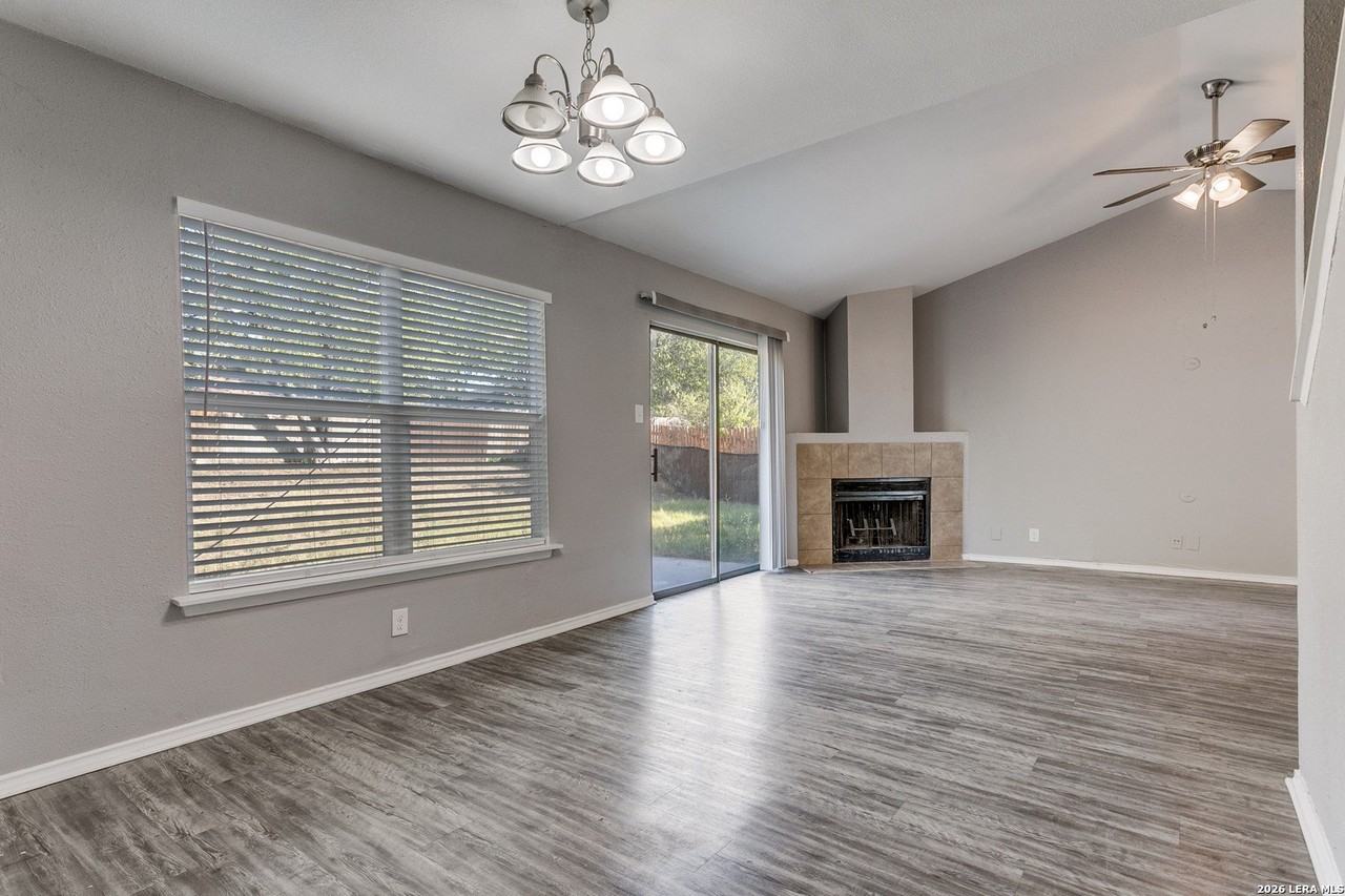 4031 Sunrise Bluff Dr - Photo 4 of 16