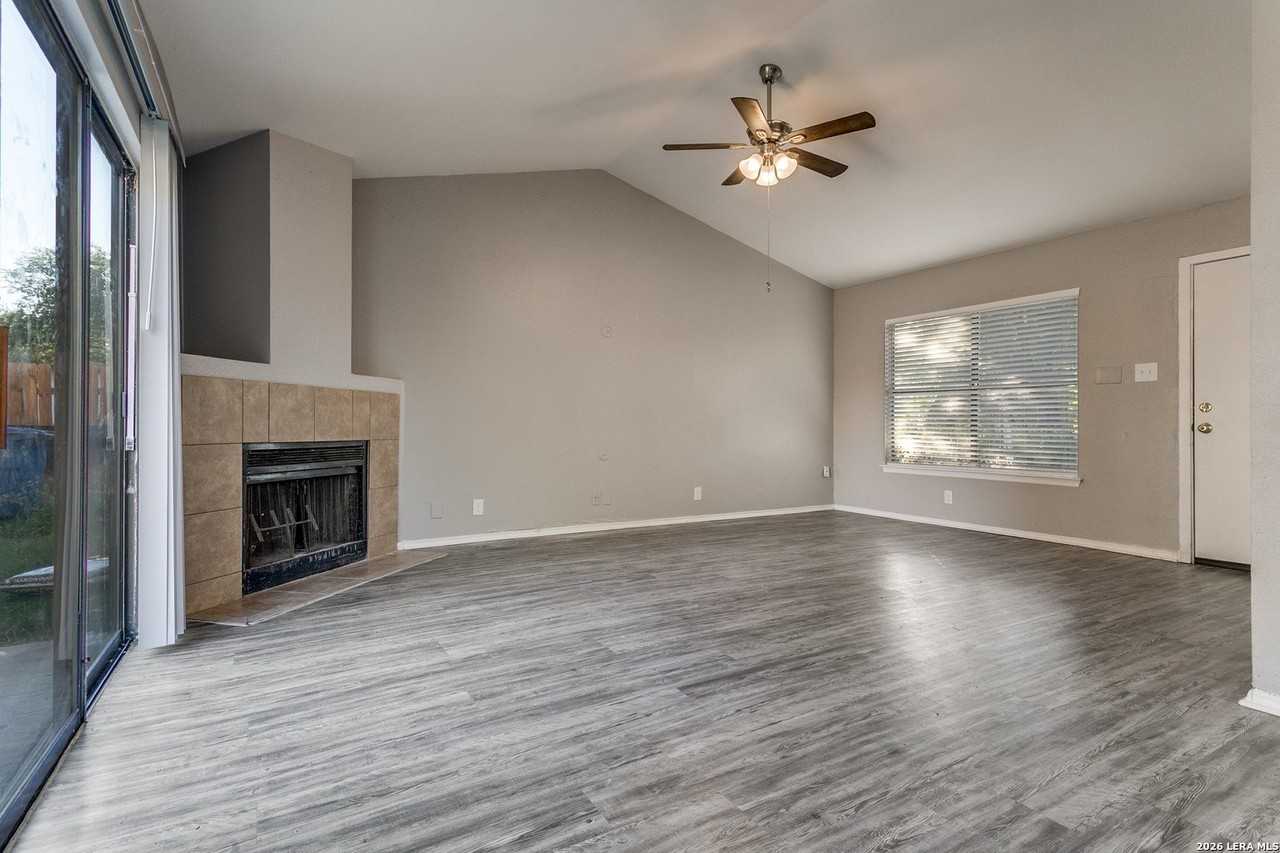 4031 Sunrise Bluff Dr - Photo 5 of 16