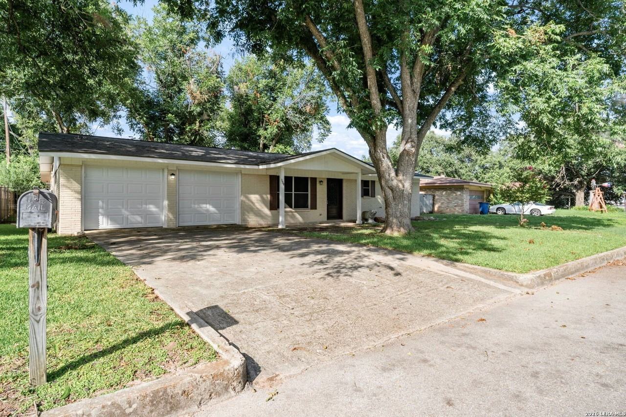 138 Bobolink Dr - Photo 4 of 35