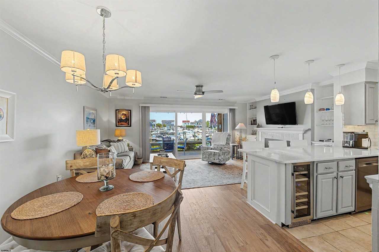 211 Harbour Cv #211 - Photo 3 of 25