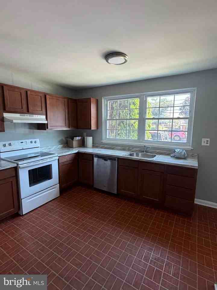8108 Sandy Spring Rd - Photo 3 of 25