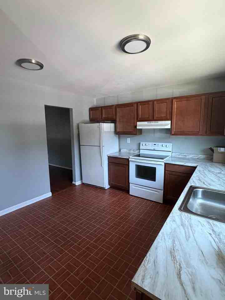 8108 Sandy Spring Rd - Photo 4 of 25