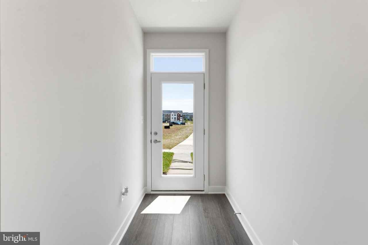 16130 Hyde Park Pl - Photo 4 of 36