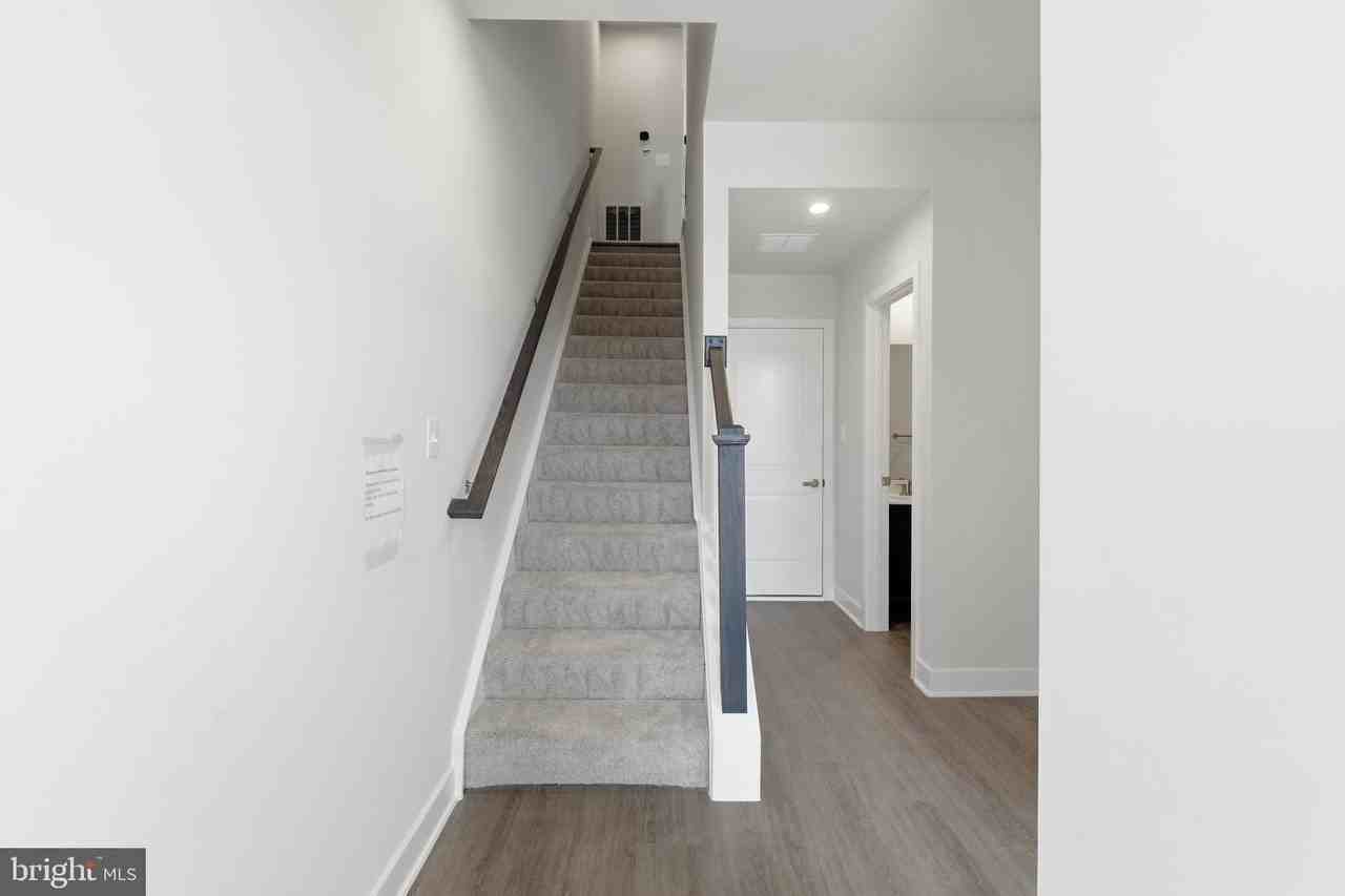 16130 Hyde Park Pl - Photo 5 of 36