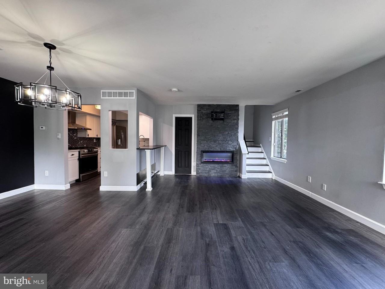 1403 ROBERTS Way - Photo 4 of 22
