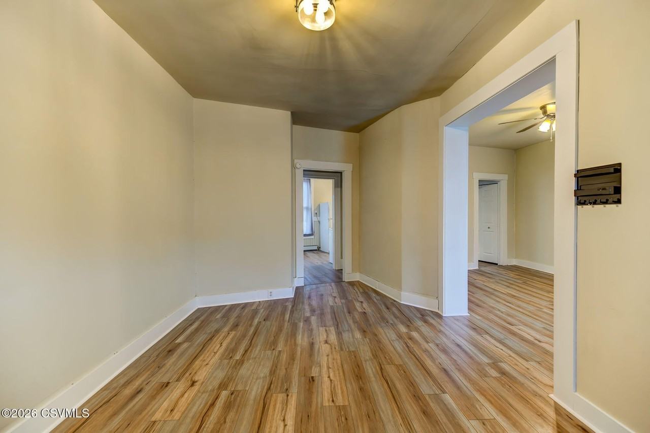 148 Bloom St - Photo 4 of 40