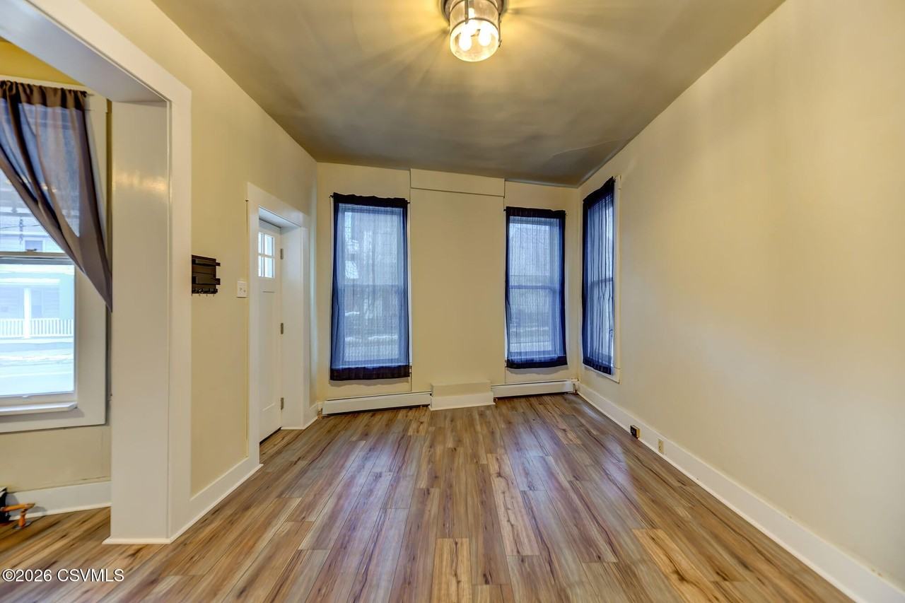 148 Bloom St - Photo 5 of 40