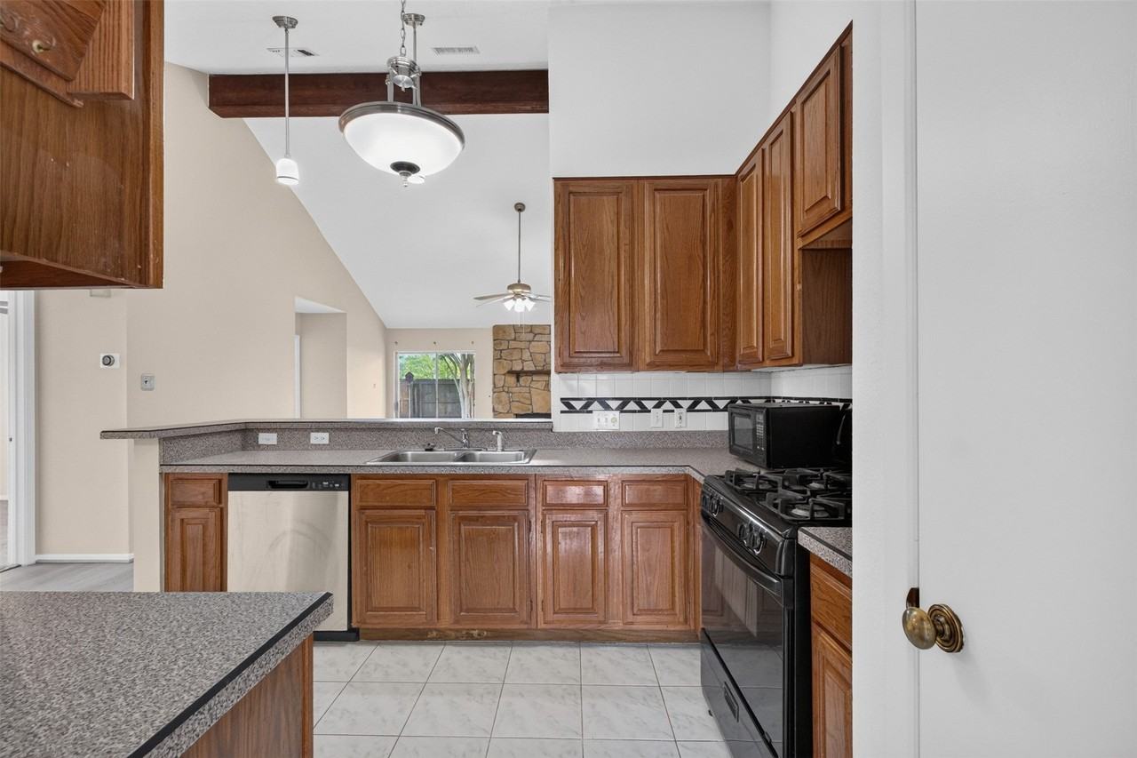 14338 Royal Hill Dr - Photo 3 of 34
