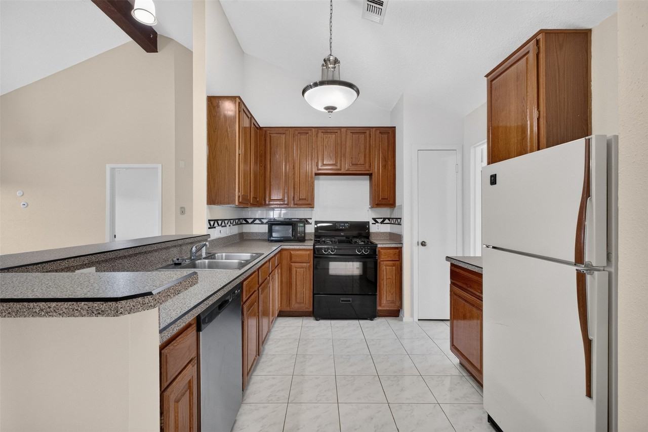 14338 Royal Hill Dr - Photo 6 of 34