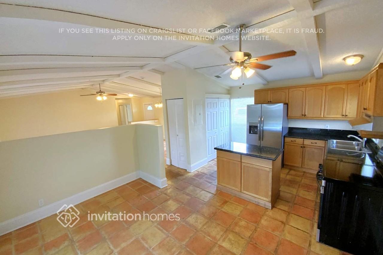 10656 Shady Pond Ln - Photo 4 of 13