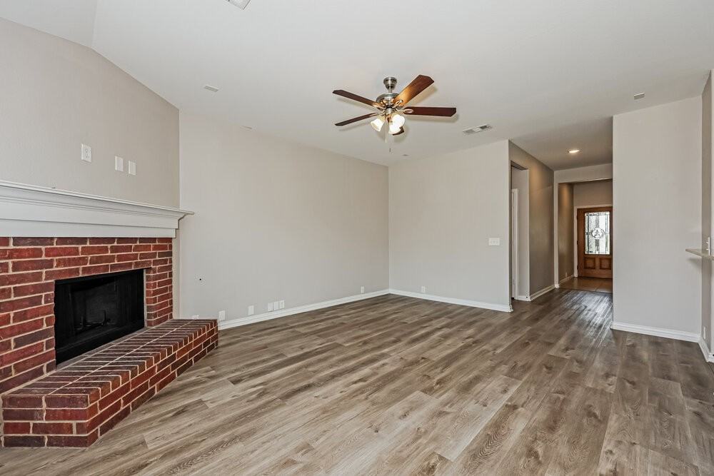1813 Sparrow Ln - Photo 3 of 16