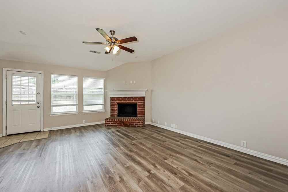 1813 Sparrow Ln - Photo 4 of 16