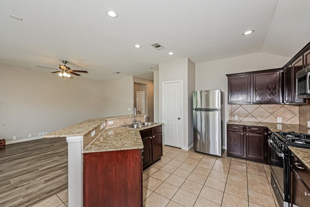 1813 Sparrow Ln - Photo 7 of 16