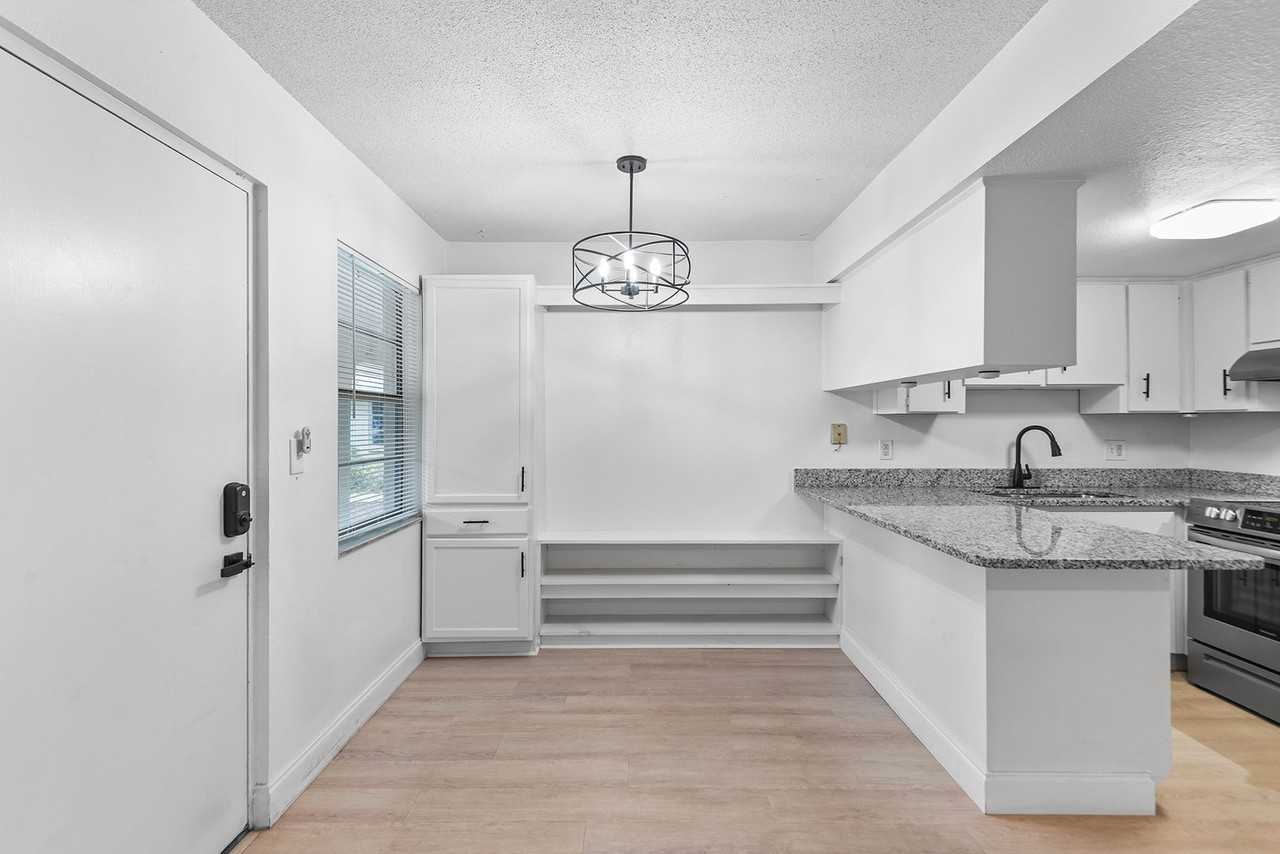 555 62nd St S - Photo 3 of 8