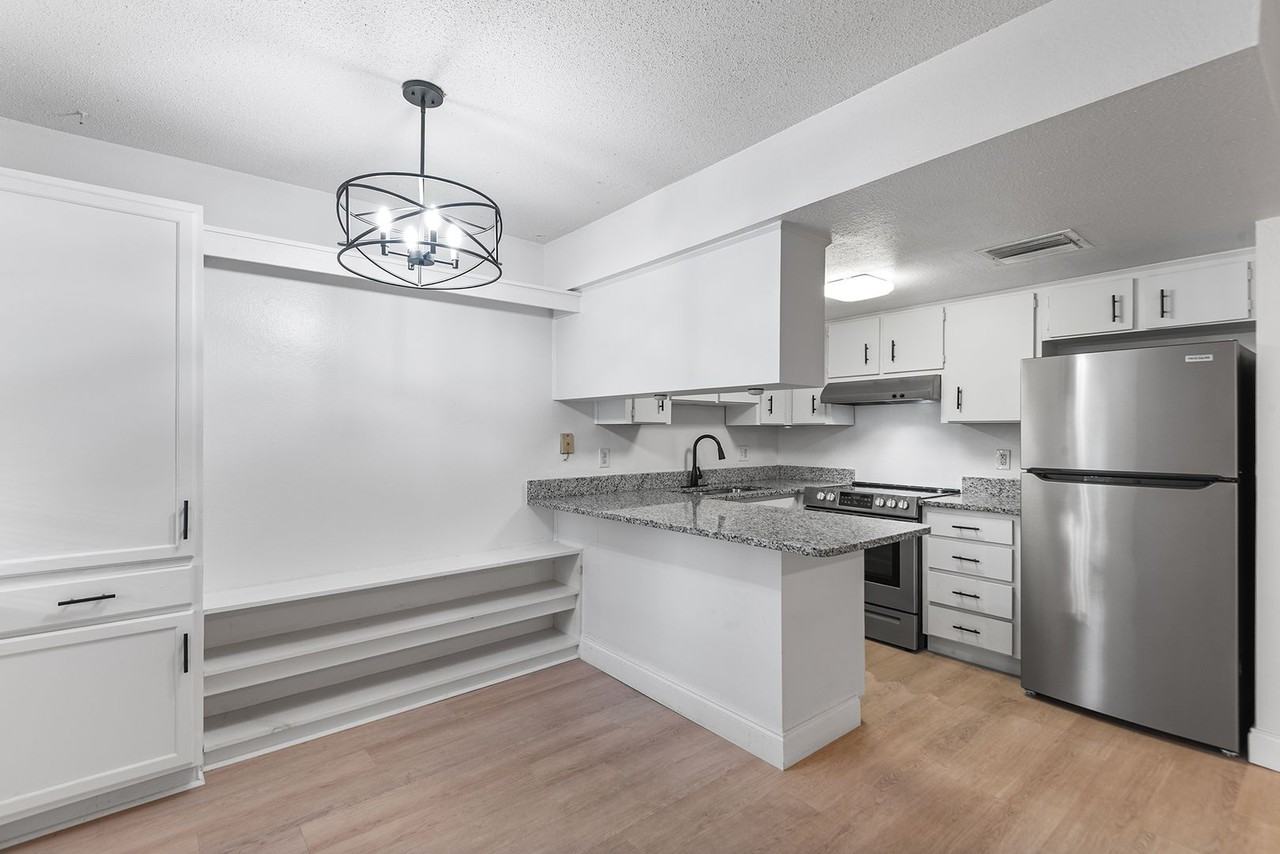 555 62nd St S - Photo 4 of 8