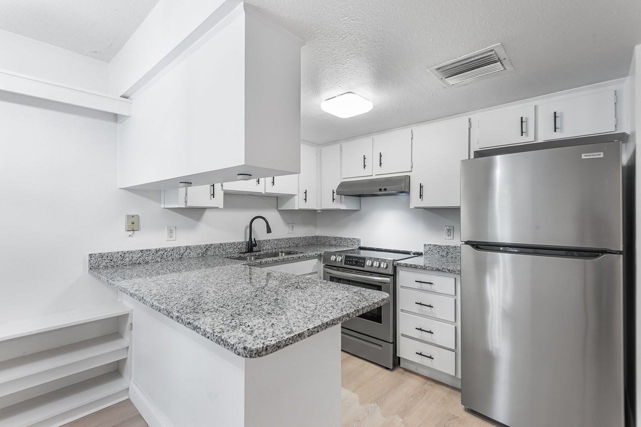 555 62nd St S - Photo 5 of 8