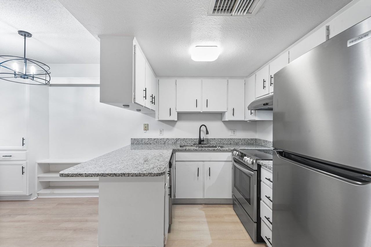 555 62nd St S - Photo 6 of 8