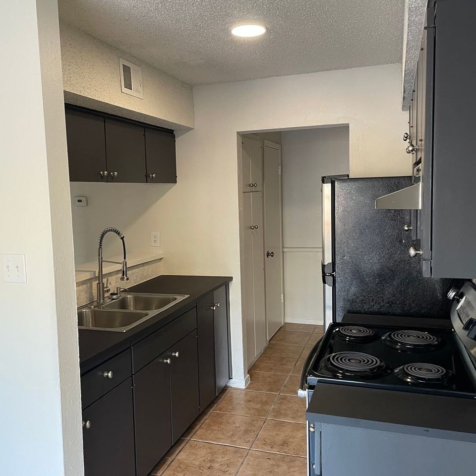 1705 Coronado Hills Dr #C - Photo 3 of 11