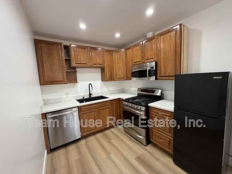 7009 Comanche Ave - Photo 5 of 15