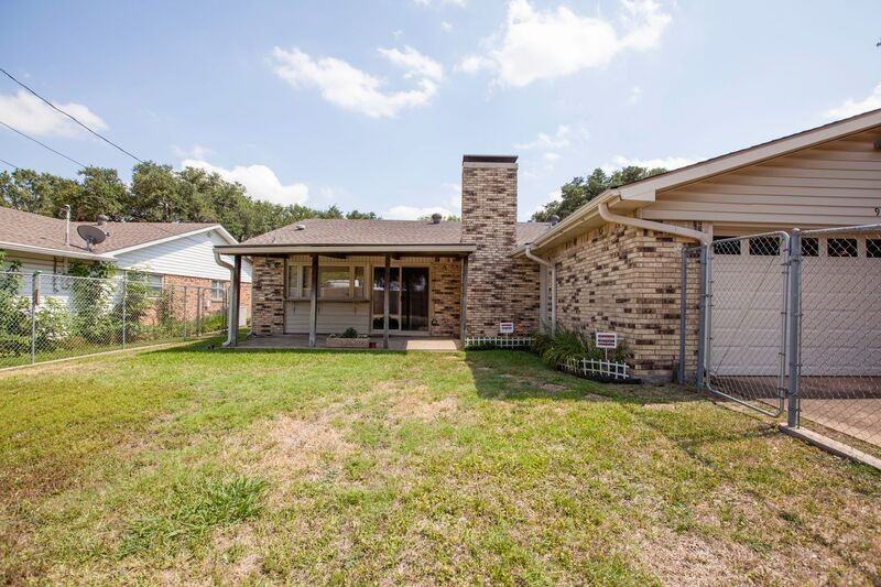921 Mossvine Dr - Photo 3 of 46