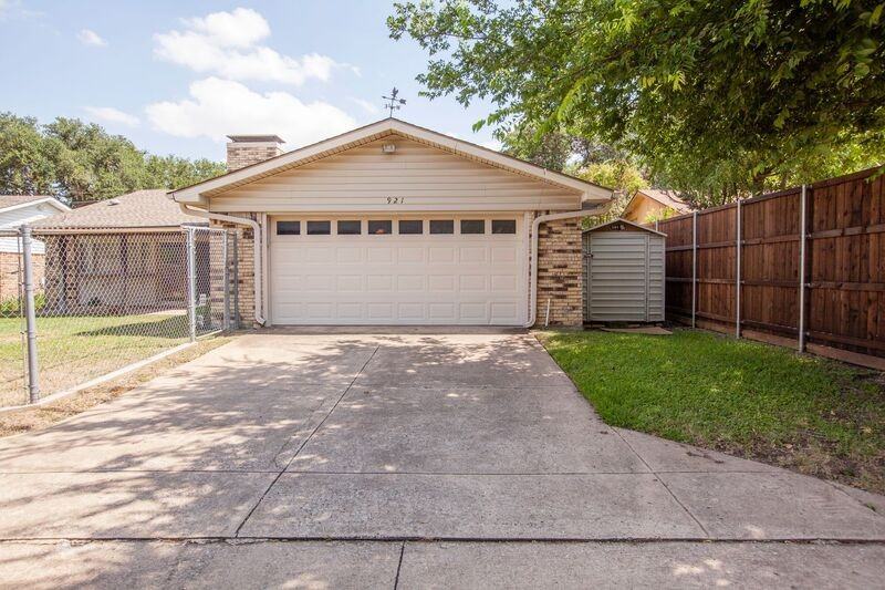 921 Mossvine Dr - Photo 4 of 46