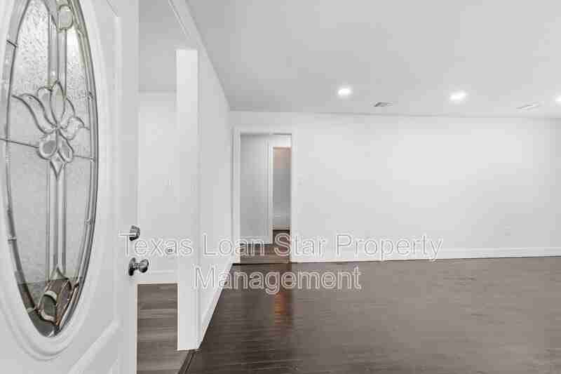 2281 Des Jardines St - Photo 6 of 27