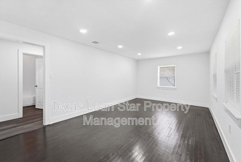 2281 Des Jardines St - Photo 7 of 27