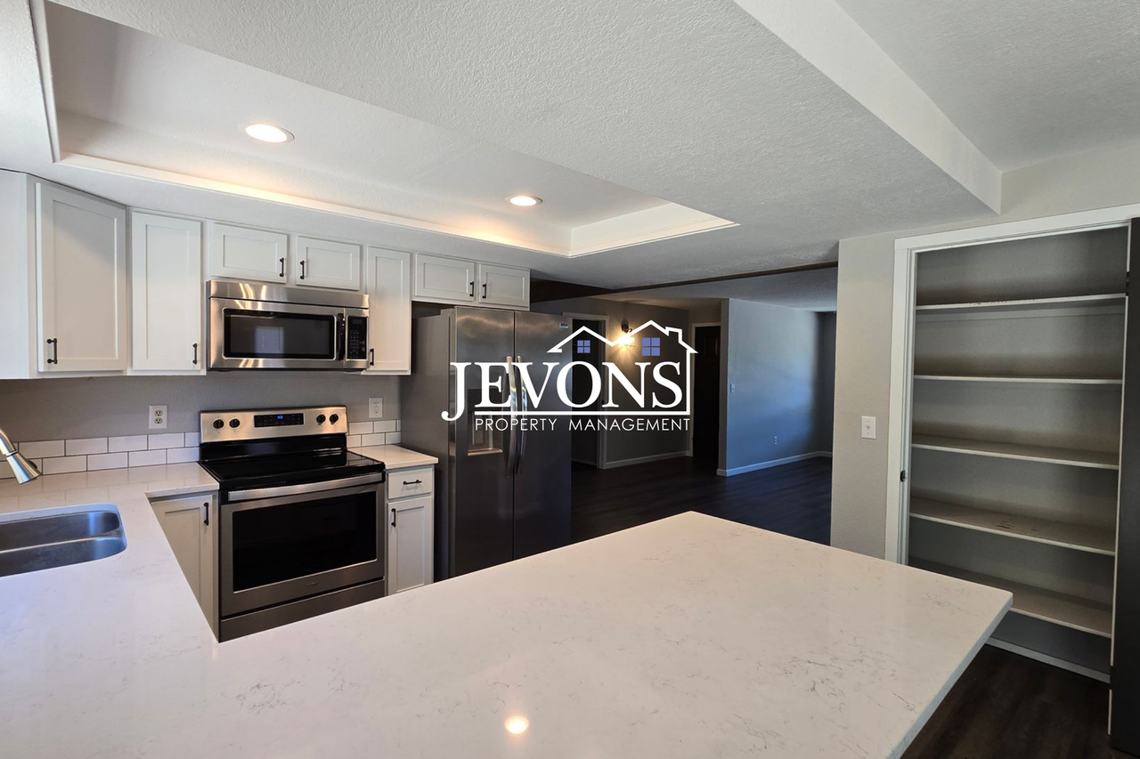 803 S 68th Ave - Photo 2 of 18